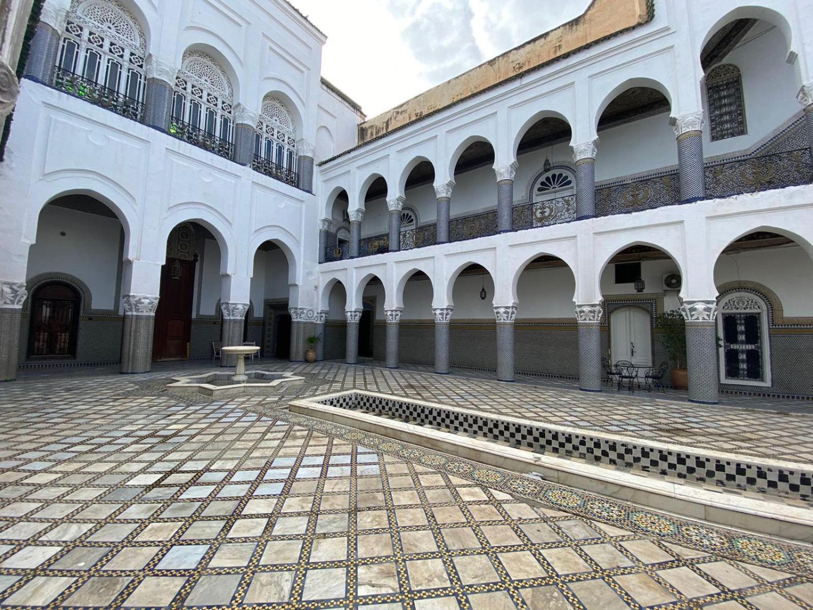 Youssef Fez Esterno foto